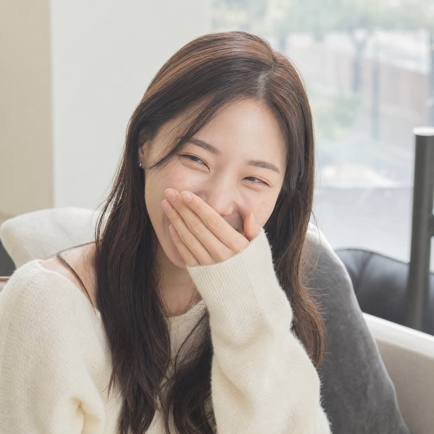 웃을 때 입을 가리게 돼요
